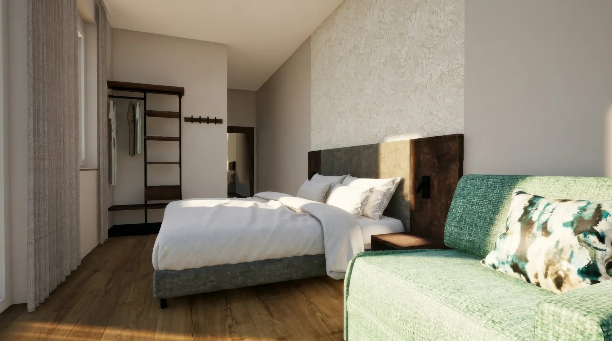 Helles Hotelzimmer mit Doppelbett, grünem Sofa, Holzfußboden, offenem Kleiderschrank und Fenster mit Vorhängen.