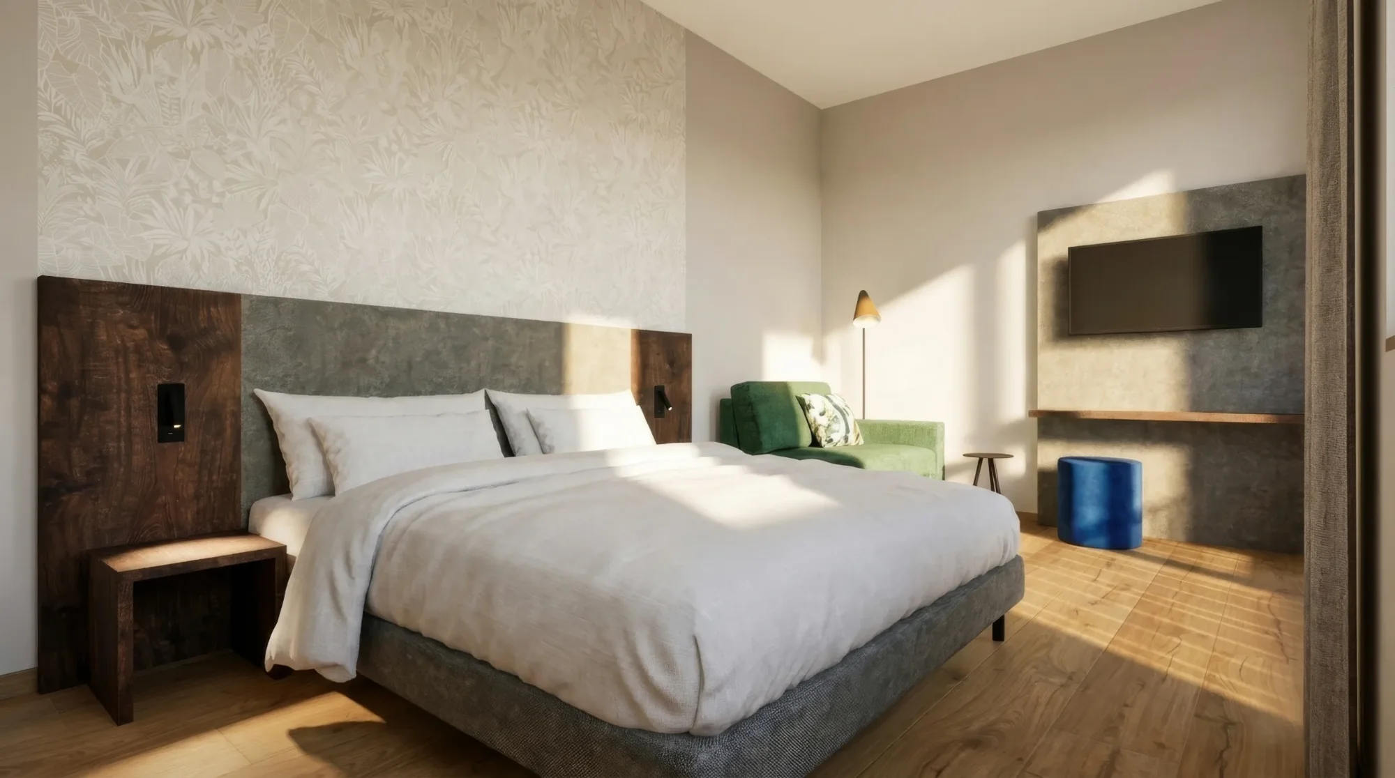 Modernes Schlafzimmer mit Doppelbett, grüner Chaiselongue, Fernseher, Holzboden und beiger Tapete mit Blättern.