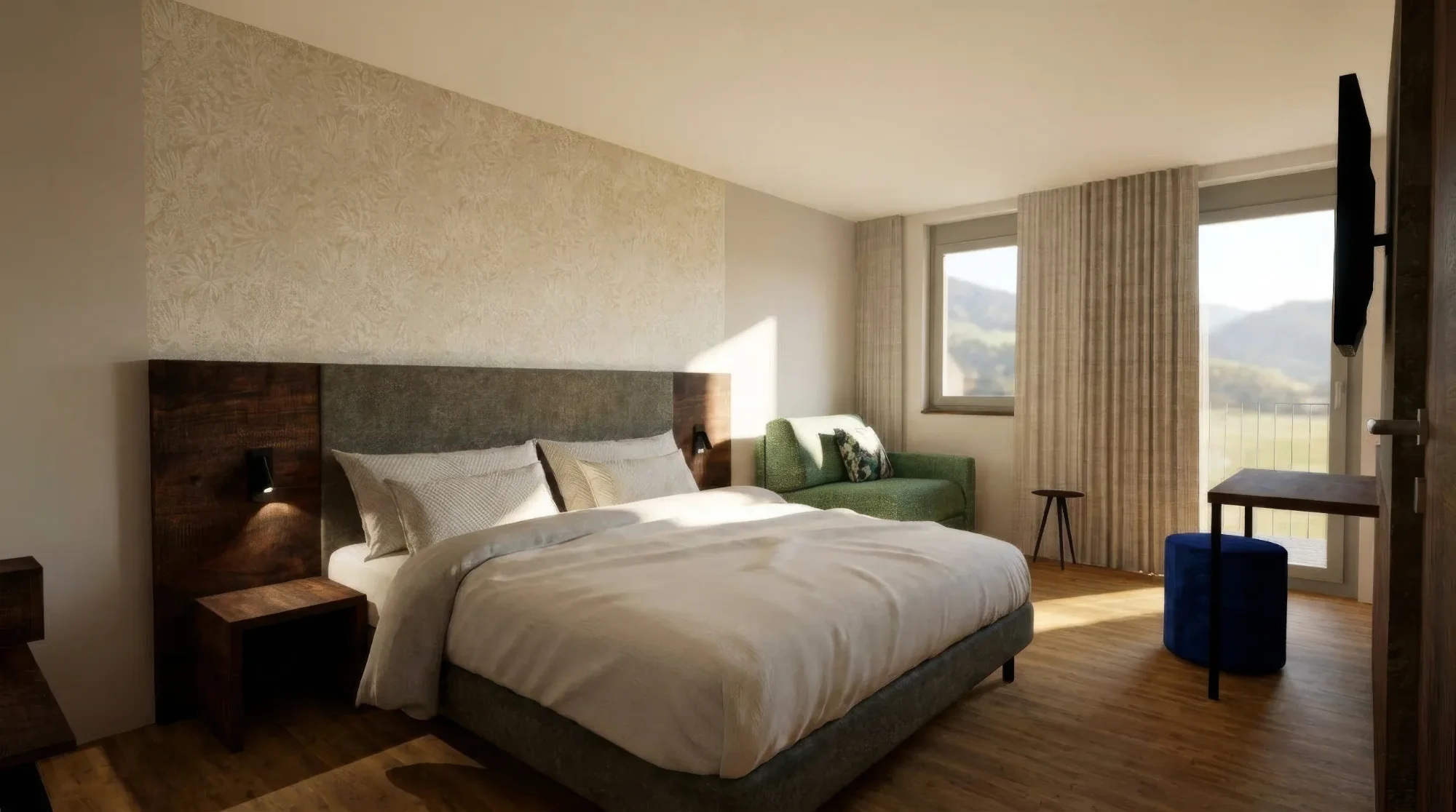 Modernes Hotelzimmer mit großem Bett, gepolstertem Kopfteil, grünem Sessel, Holzboden und Fenstern mit Bergblick.