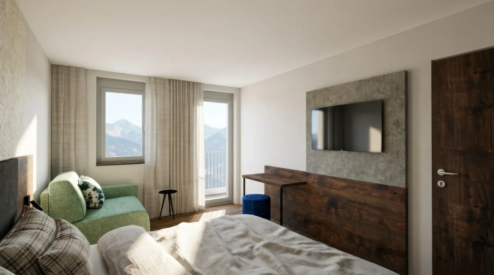 Modernes Hotelzimmer mit Bergblick. Grünes Sofa, Holzelemente, Fernseher an Betonwand und heller Holzboden.