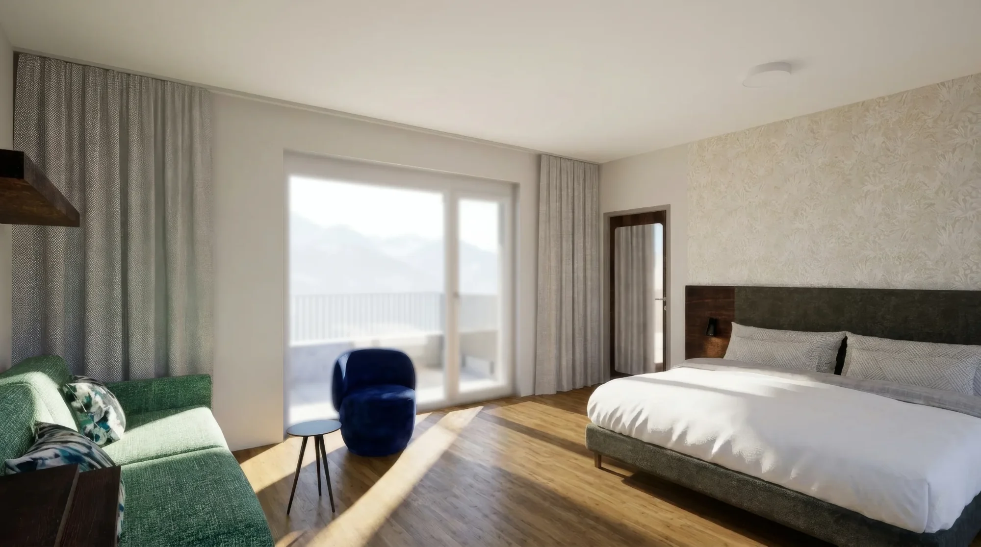 Modernes Hotelzimmer mit großem Bett, grünem Sofa, blauem Sessel, Holzboden und Balkon mit Bergblick.