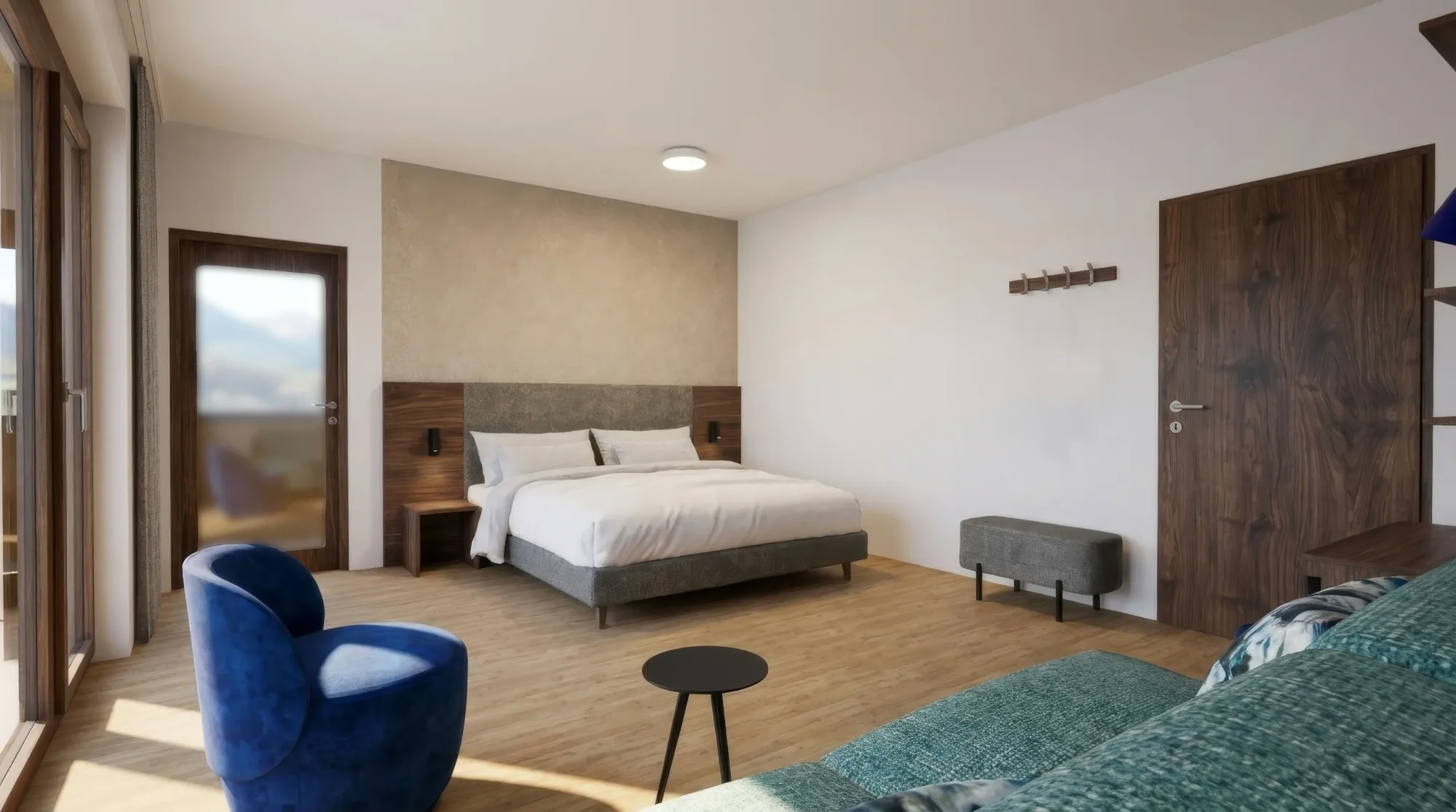 Modernes Schlafzimmer mit Doppelbett, blauem Sessel, grünem Sofa, Holzboden und Balkontür.