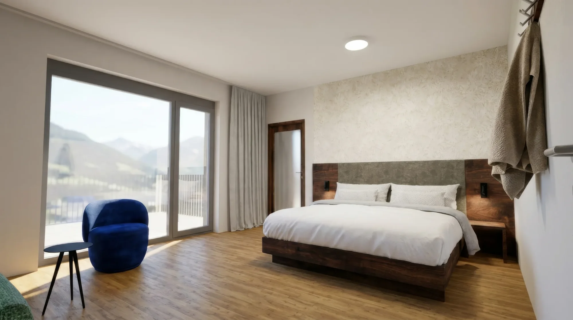 Modernes Schlafzimmer mit Holzboden und großem Fenster mit Bergblick. Holzbett, blauer Sessel und Gardinen.