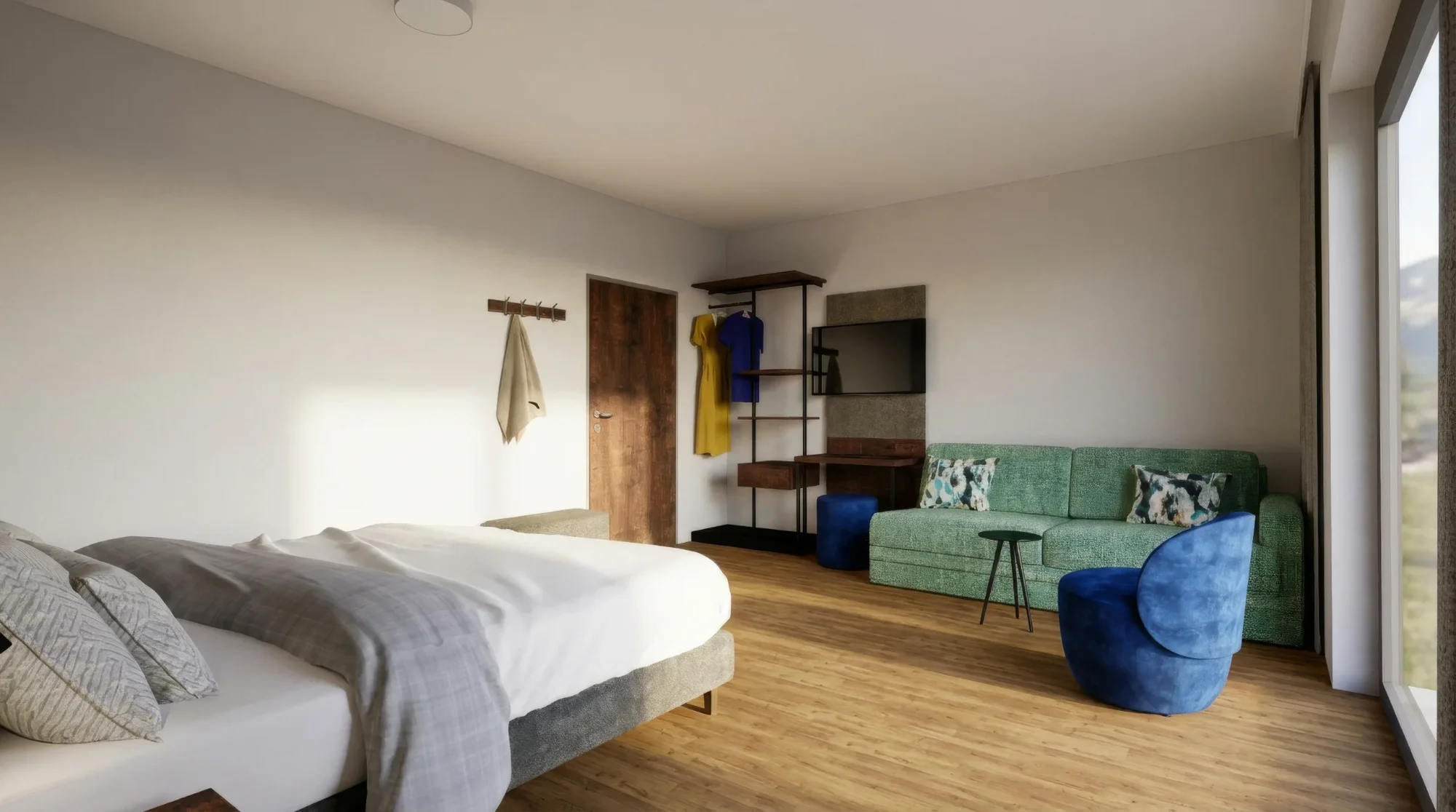 Modernes Hotelzimmer mit Bett, grünem Sofa, blauem Sessel, Kleiderständer und TV.