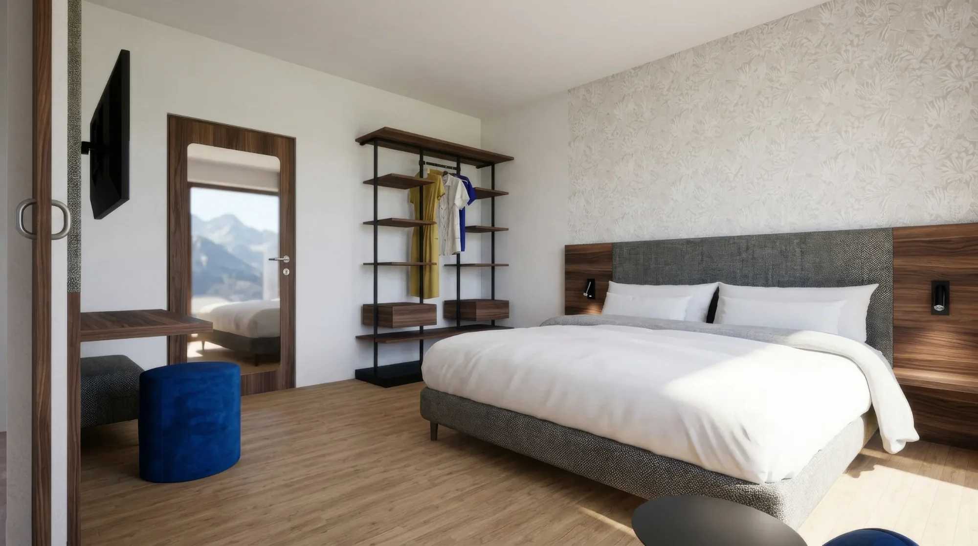 Modernes Hotelzimmer mit großem Bett, offenem Kleiderschrank, Spiegel, der Berge reflektiert, und Holzboden.