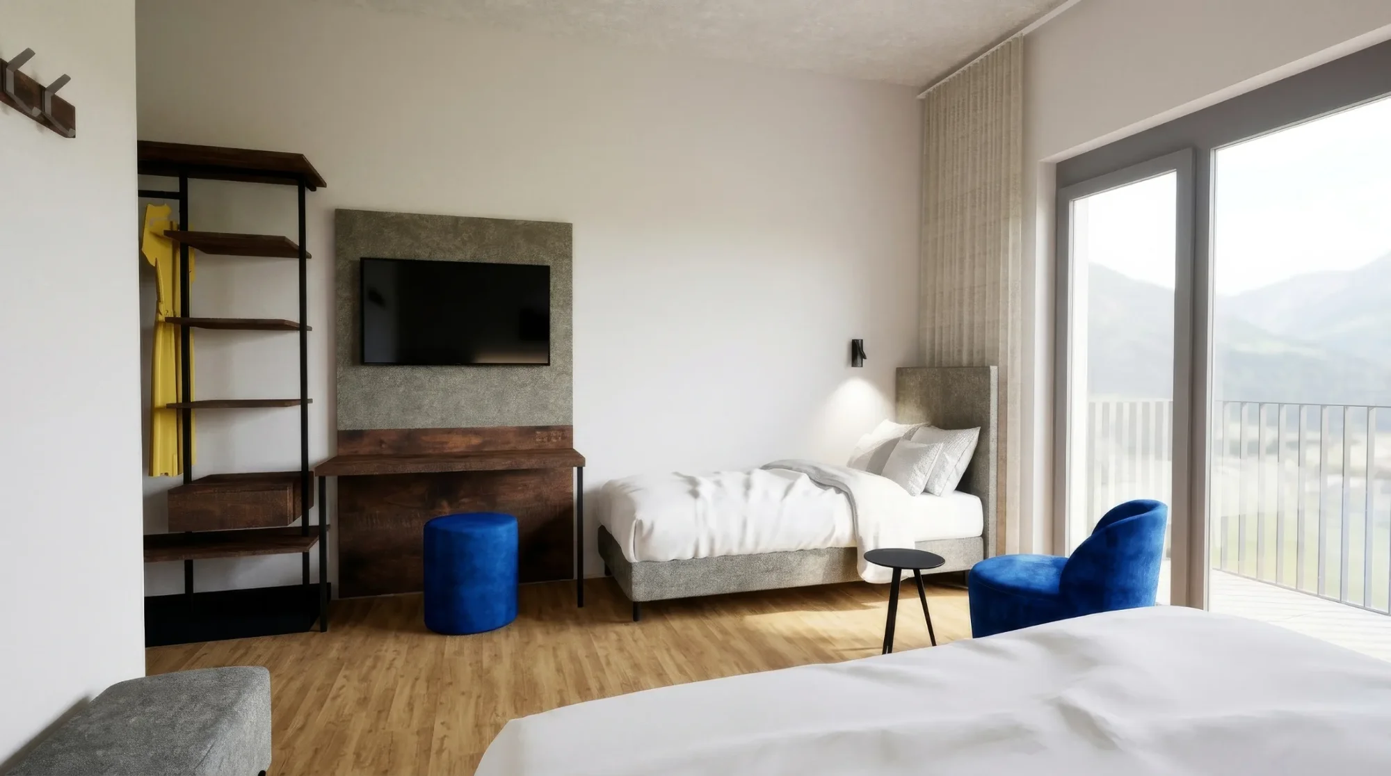 Modernes Hotelzimmer mit zwei Betten, TV, Holzelementen, blauer Sitzgelegenheit und Balkon mit Bergblick.