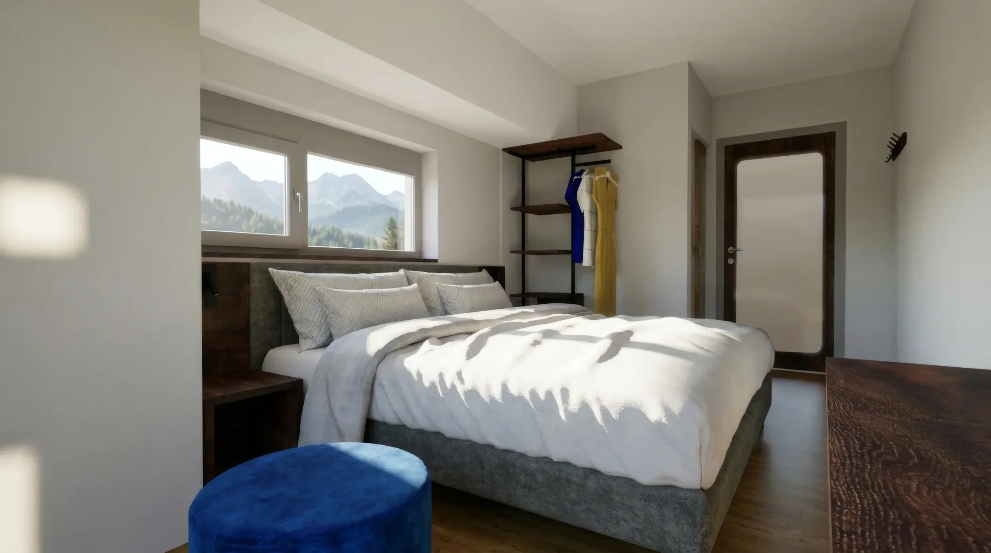 Modernes Hotelzimmer mit Doppelbett, Bergblick aus dem Fenster, blauer Samthocker und offenem Kleiderschrank.