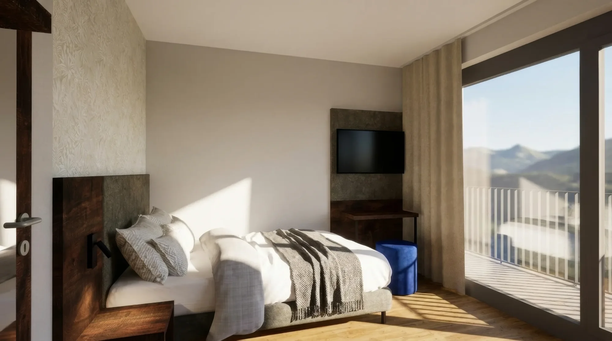 Modernes Hotelzimmer mit Bett, Fernseher, Holzboden und Balkon mit Bergblick. Sonnenlicht durchflutet den Raum.