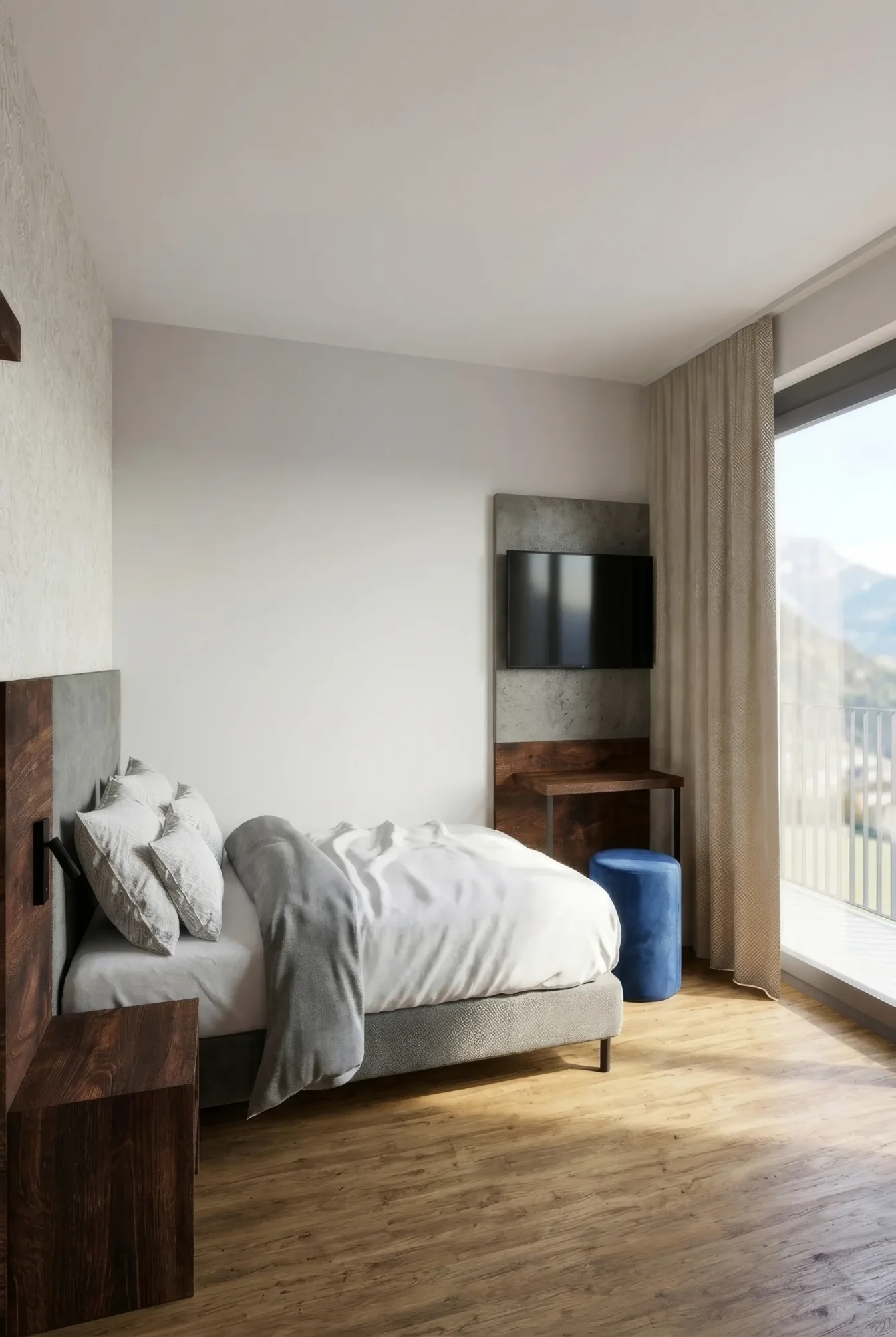 Modernes Hotelzimmer mit Bett, Holzboden, TV, Schreibtisch und Balkontür mit Bergblick.