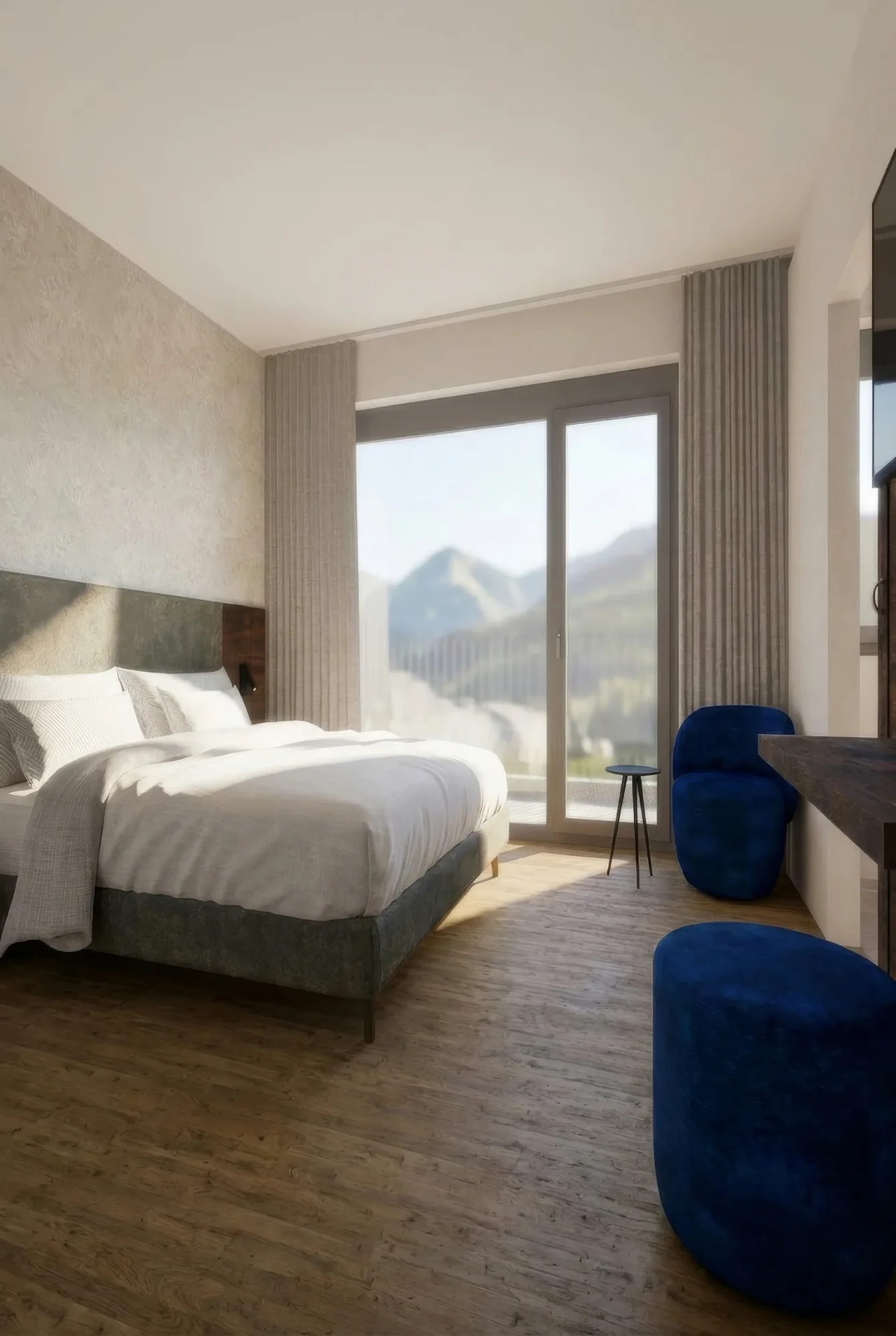 Modernes Schlafzimmer mit Doppelbett, großen Fenstern und Bergblick. Blauer Sessel und Holzboden.